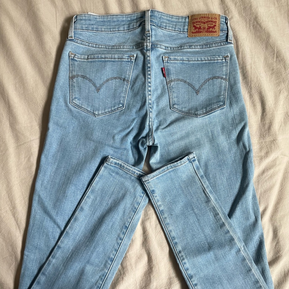 Levi’s 711 skinny denim jeans size 25 light wash color